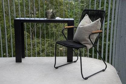 Gartenstuhl Sila - ein stilvoller Stuhl mit Holzakzenten in Schwarz oder Beige