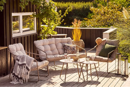 Set Lounge da Giardino Sandira – con struttura in acciaio color sabbia e spessi cuscini di seduta
