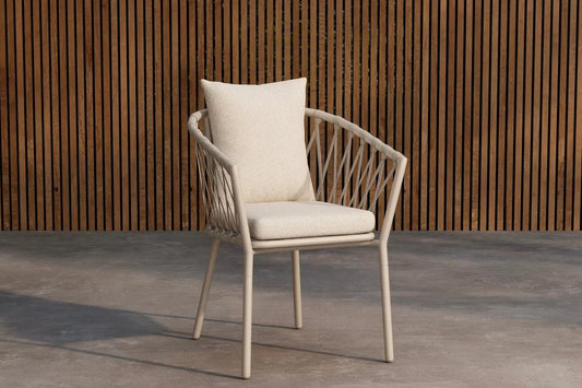 Set da 2 - Sedia da giardino Elvion con struttura in acciaio e cuscini bianchi con rivestimento in bouclé